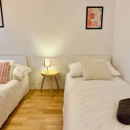 Modern Stylish With Balcony Near Scs Appartement