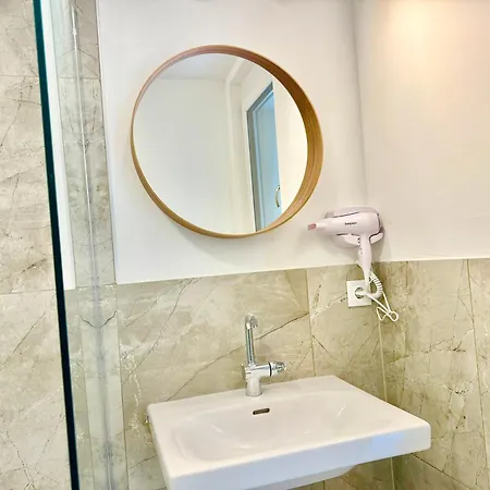 Modern Stylish With Balcony Near Scs Apartman
