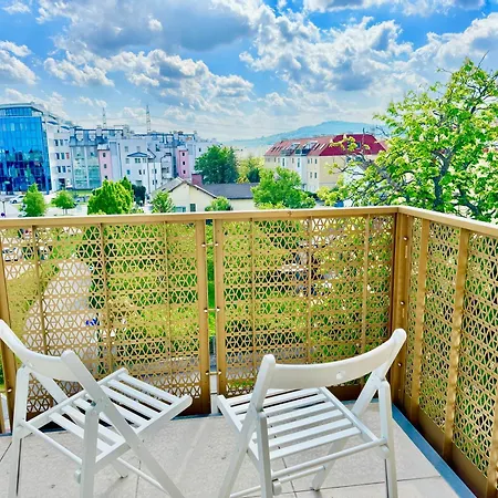 Modern Stylish With Balcony Near Scs Apartman