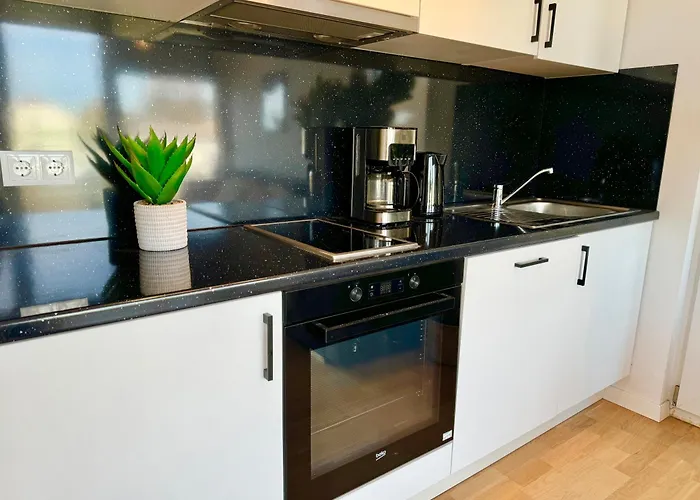 Modern Stylish With Balcony Near Scs Apartman