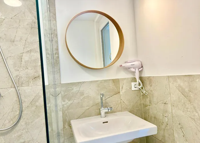 Modern Stylish With Balcony Near Scs Apartman