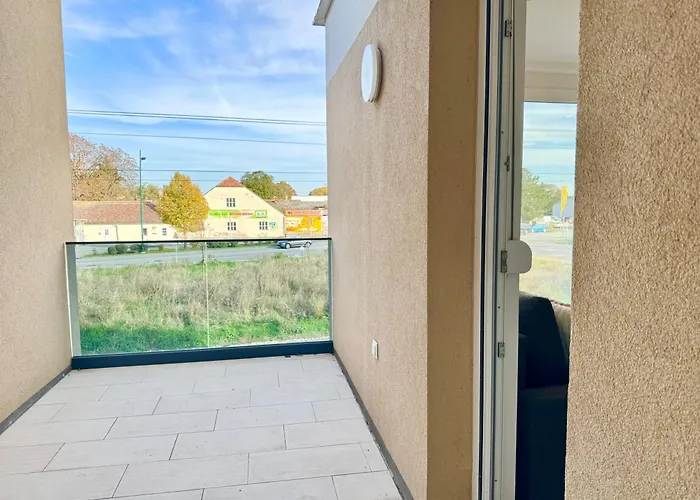 Modern Stylish With Balcony Near Scs Apartman