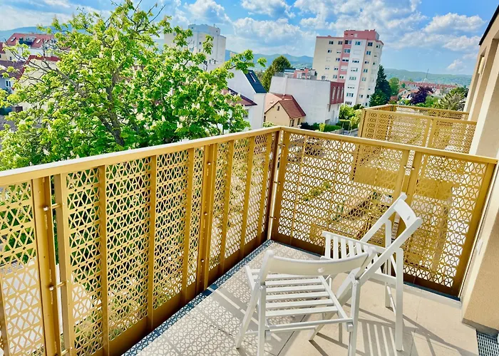 Modern Stylish With Balcony Near Scs Apartman